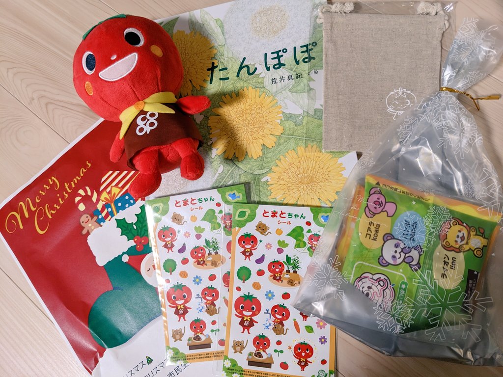 cocosuke1221's tweet photo. とまとちゃん @tomahoizumi から
クリスマスプレゼントが届きました😊

二人の孫がいるので、シールを2枚入れてくださった心遣いが嬉しいです✨

早速渡しましたが大喜びでした😊😆

これからも生協お世話になります🍅
ありがとうございました☺🙏 https://t.co/0ZW8vFAnco