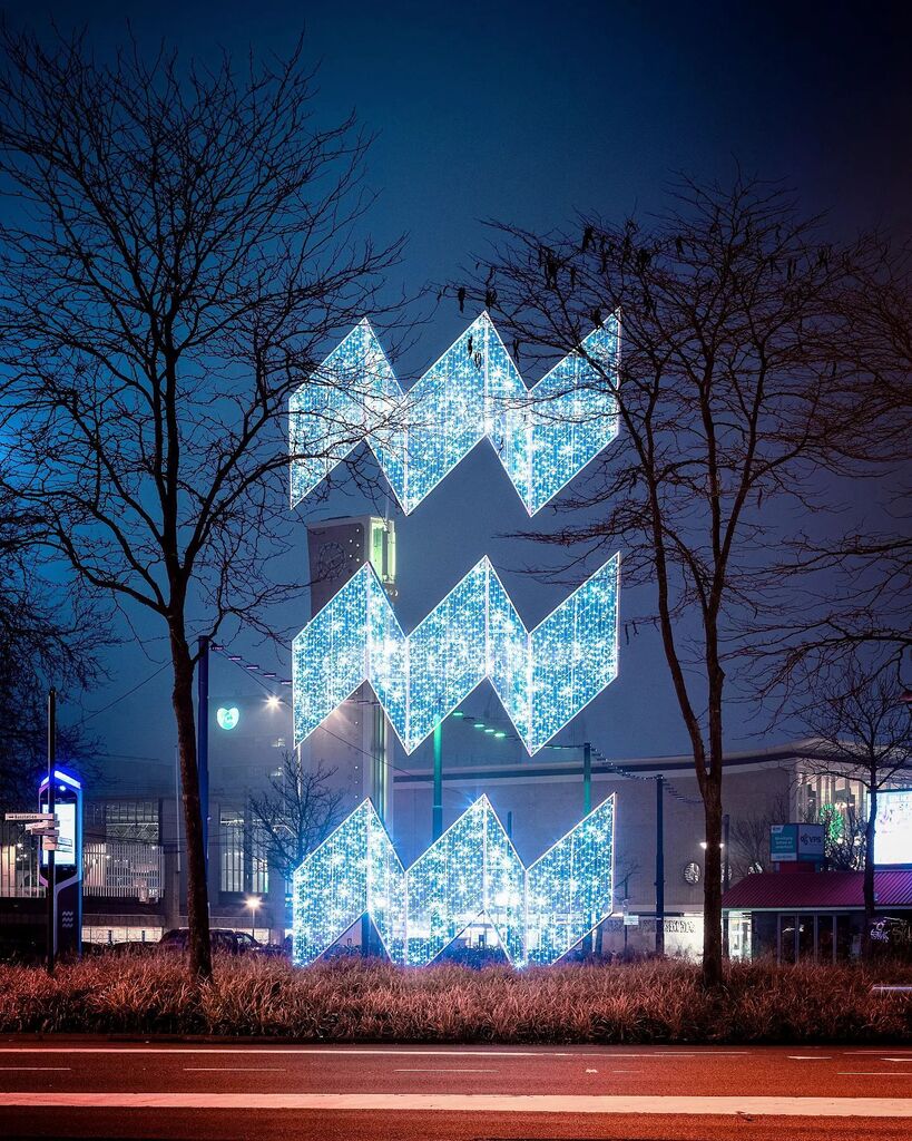 jetimmer's tweet photo. Three Sparkling Vibes, Two Leafless Trees And A Train Station In The Distance https://t.co/H9MZZ2oBox https://t.co/7eUOAFkyQs