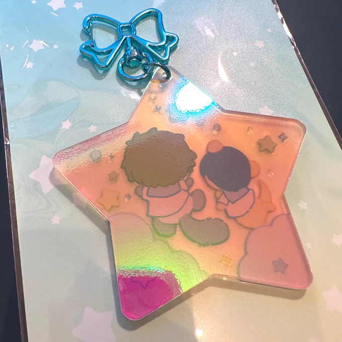 アクキーがとどきました〜!ぷくぷく&オーロラ加工でキラキラに仕上げていただきました今回は背面も描きました!冬コミとboothで頒布予定です。 