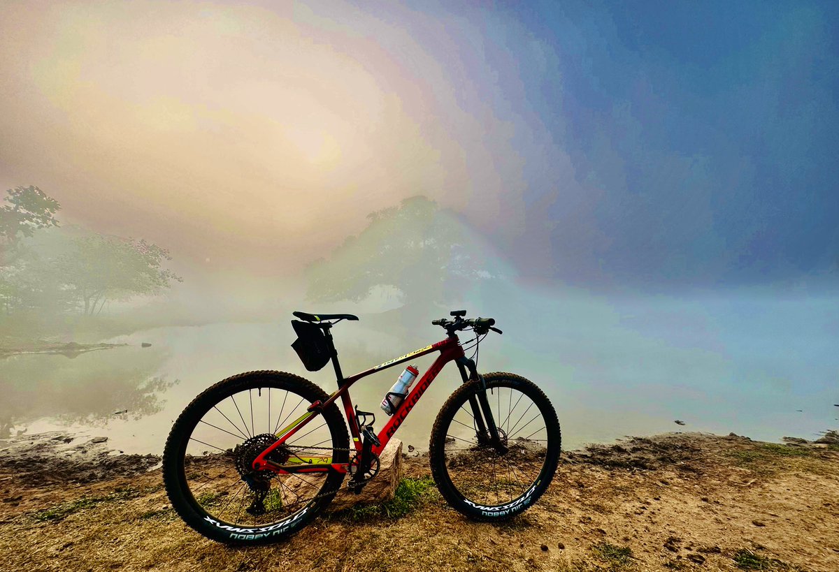 apande28's tweet photo. Fog, trail & MTB : unbeatable combination of happiness ❣️🚴🏻♂️
#cyclinglife #cycling #pedalyatri #winter #fog #trails #mtblif https://t.co/D4UH7Jln3z