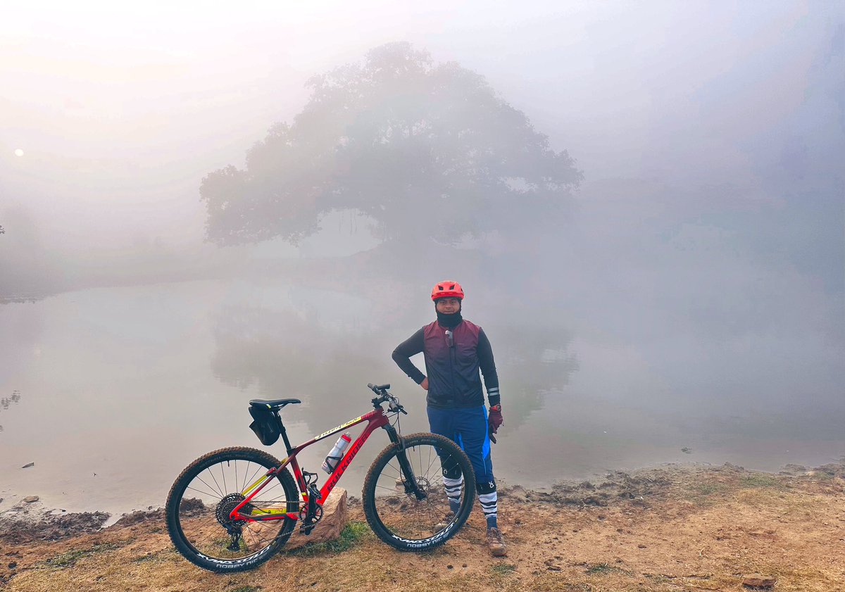 apande28's tweet photo. Fog, trail & MTB : unbeatable combination of happiness ❣️🚴🏻♂️
#cyclinglife #cycling #pedalyatri #winter #fog #trails #mtblif https://t.co/D4UH7Jln3z