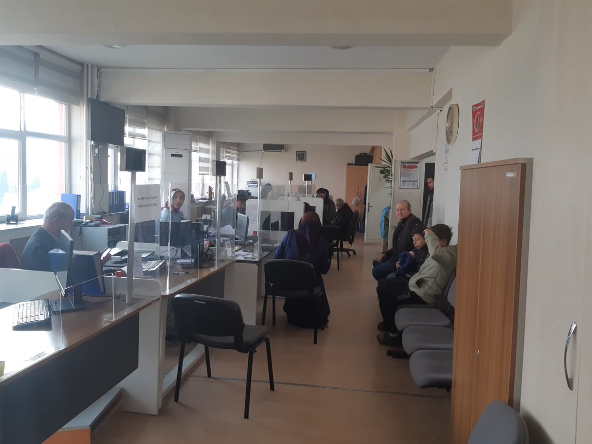 HalisBilen3's tweet photo. Vezirköprü ilçe nüfus müdürlüğü hafta sonu mesaisi @muhsindemirnfs @sefikaygol @SamsunIlNufus @TCNufus https://t.co/rfJi7Y4yUD