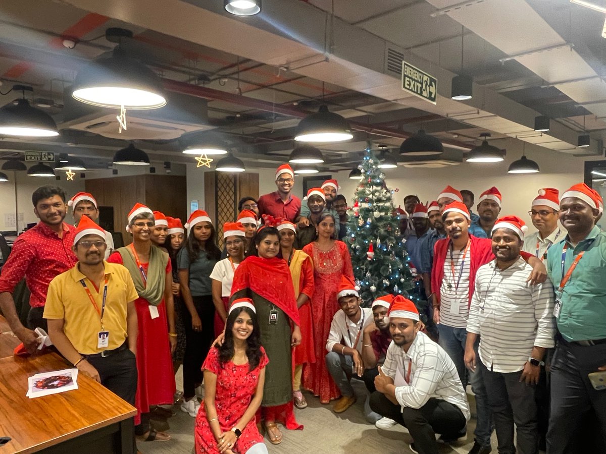 D4Insight's tweet photo. We hope the magic of #Christmas fills every corner of your heart &amp; home with joy - now and always. With the spirit of digital.together, from everyone here at #D4, we wish you a season filled with happiness &amp; laughter. Merry Christmas !!!#d4insight #merrychristmas #digitaltogether https://t.co/kkNYJNcU5x