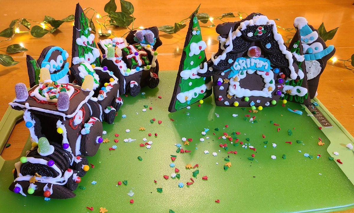 littlelaly157's tweet photo. @L3M0NH0PE Angel and I made oreo cookie train and house c: https://t.co/rWPNvV2T6A