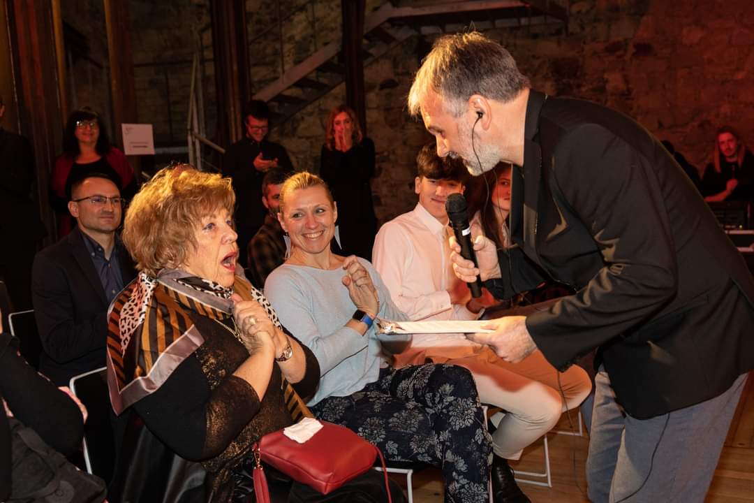 Tako šokirana je bila dr. Vida Drame Orožim, ko smo jo razglasili za Ime leta na <a href="/Val202/">Val 202</a> Zasluženo, zelo zasluženo, ji pripada ta laskavi naslov. Vsaj kanček njene empatije in energije nam vsem želim v novem letu, pa bo svet takoj lepši. Pa lepe praznike vsem!