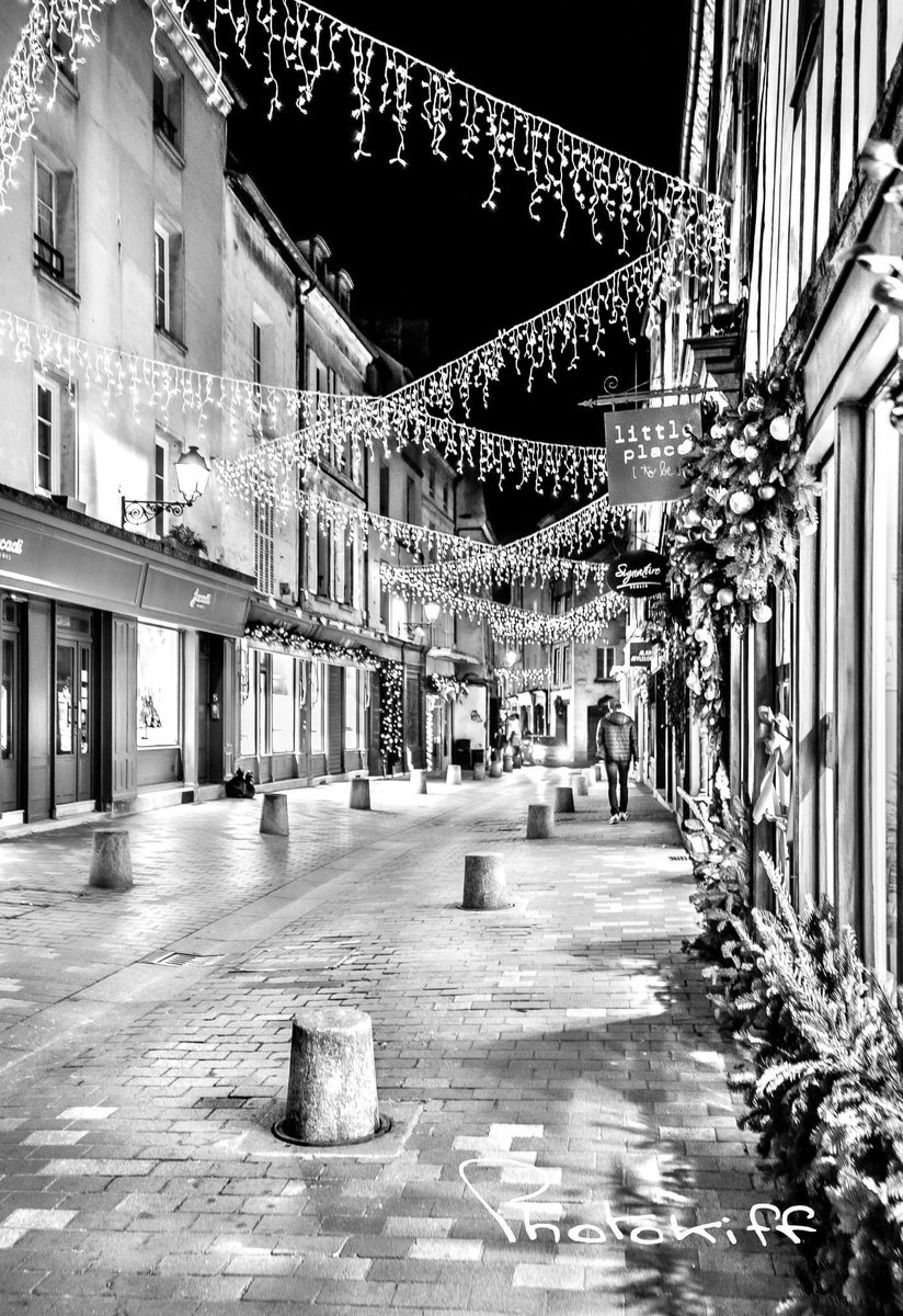 PhotokiffSenlis's tweet photo. Senlis, dans ses habits de lumière

#Senlis #Picardie #Oise #HautsDeFrance 
(Rue de l'Apport au Pain) https://t.co/vQdHpVeAR0