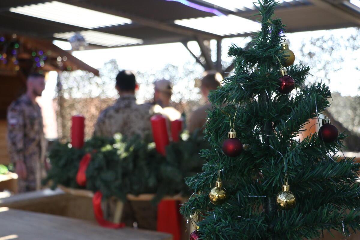 Aktuell sind mehr als 3.000 Soldatinnen und Soldaten auch an #Weihnachten - fernab der Heimat und ihrer Liebsten - im Einsatz. Das verdient unseren Respekt. Wir wünschen ihnen ein besinnliches Weihnachtsfest im Kameradenkreis, und sagen #Danke für ihren Dienst.