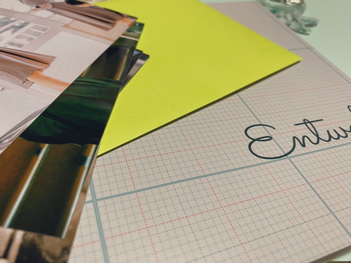 届いた！
エン企画はお家でもSNSからでも楽しめるって知っているので(行くのが一番幸せだけど)皆さんの投稿と共に楽しみます
先に空間を味わうことが多いけど、今回は写真集からだったのでこれまた新鮮に。
分厚い写真集をあっという間に読み終えてしまって驚いた。また開こう
台本もこれから　#Entwal