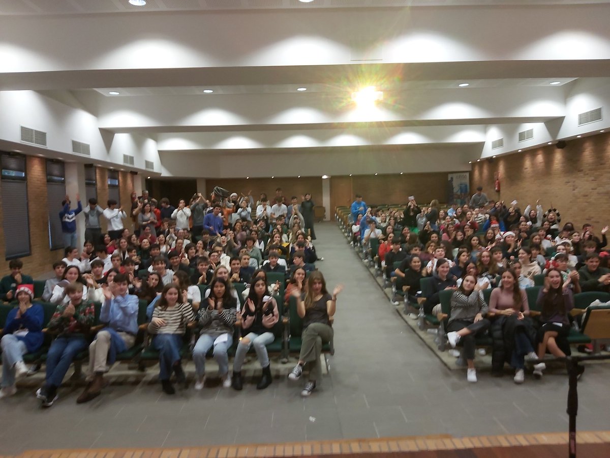 En el último día de clase, terminamos la mañana con el festival de #Villancicos de ESO y Bach., teniendo como maestros de ceremonia a Alba y a Jorge, alumnos de 2° y de <a href="/AlbatrosTeatro/">Teatro Albatros</a>. ¡Feliz Navidad #enCompañia!