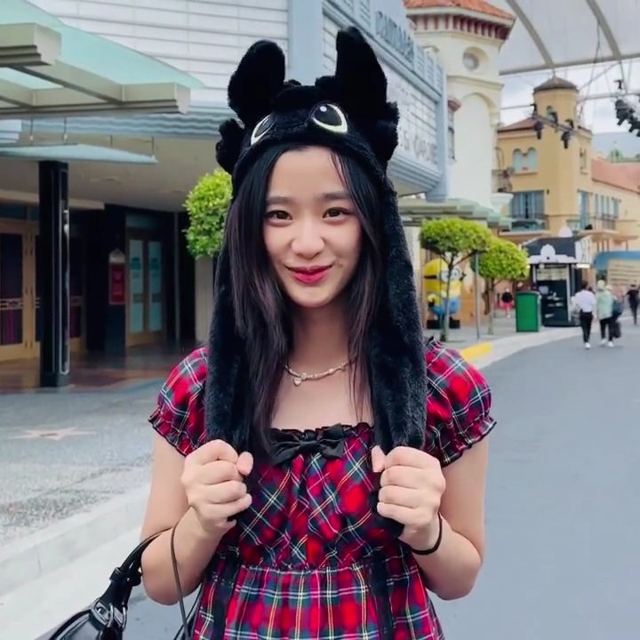 LGBTONTAWAN's tweet image. baby-tuty is obviously having fun with her toothless dragon moving hat, she's so cute! 

#tontawan #tontawan_t #intuyou