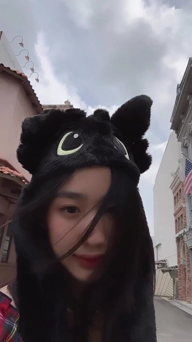 LGBTONTAWAN's tweet image. baby-tuty is obviously having fun with her toothless dragon moving hat, she's so cute! 

#tontawan #tontawan_t #intuyou