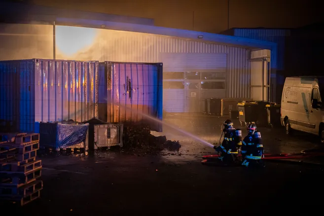 lamontagne_fr's tweet photo. Feu de containers sur le site d'une entreprise à Lempdes : trois sapeurs-pompiers blessés 

➡https://t.co/Cy7bXOWWIJ https://t.co/zyCQ2hiebG