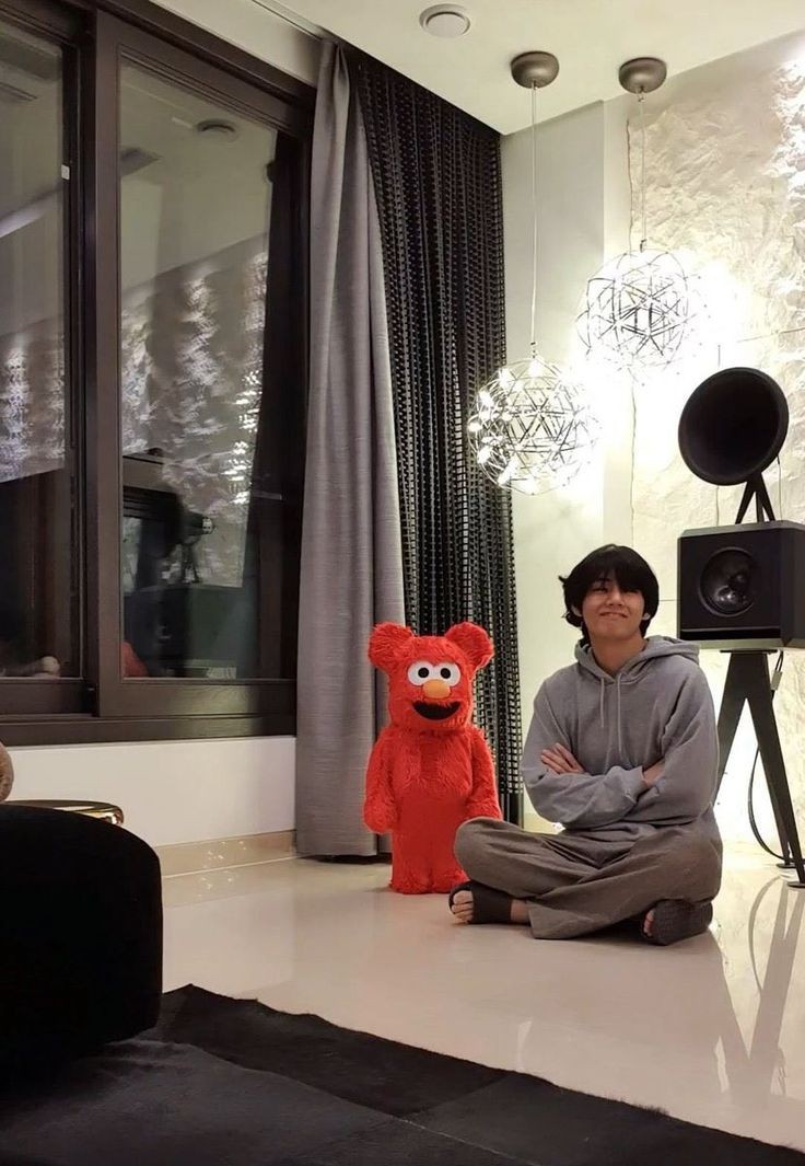unoffcialBTStwt's tweet photo. Smile.
#뷔 https://t.co/ILfuEO91C2