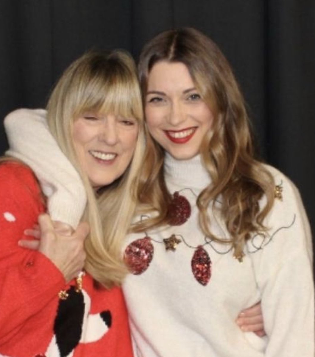 sandrasingeruk's tweet photo. Happy Holidays to everyone at #singerstageschool love all you guys so much and proud of each and every one of you! See you January 7th love Sandie + Aimee xx https://t.co/bTgfdcFCAR