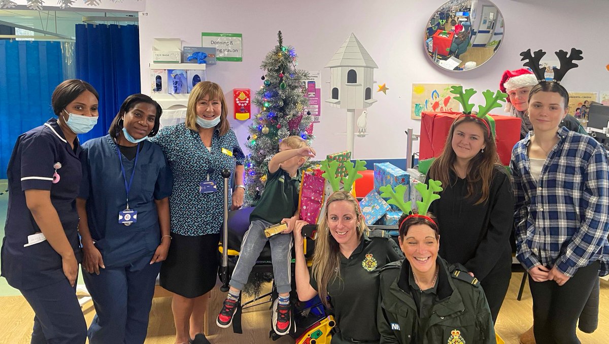 nigeljflanagan's tweet photo. #OperationChristmasPresent🎁
We have arrived at stop 26 And we are at Darent Valley Hospital (Dartford) @DarentValleyHsp where staff @Ldn_Ambulance have donated & delivered present onto the children’s wards, Just in time for Christmas morning #AmbulanceAngels #NHS #ChristmasEve https://t.co/alFGb13Omj