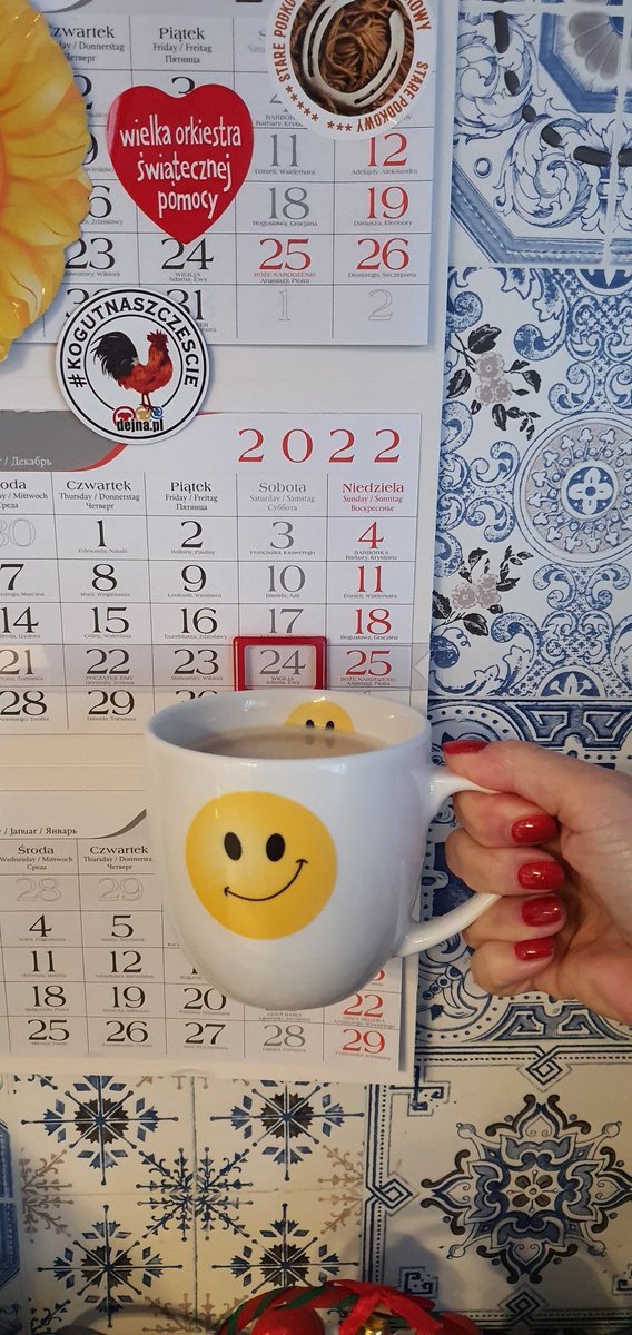 DejnaSosnowiec's tweet photo. Dobrze aby na stole wigilijnym był jakiś akcent w kolorze czerwieni i złota, zjeść kawałek jabłka i orzecha a do portfela schować łusje z karpia i grosik na szczęście 😘
Cudnego dnia 😘
#witamdziendobry #cudnegodnia #zdrowych #kogutnaszczescie #kubekkawy #Wigilia https://t.co/jQLD4ybU72