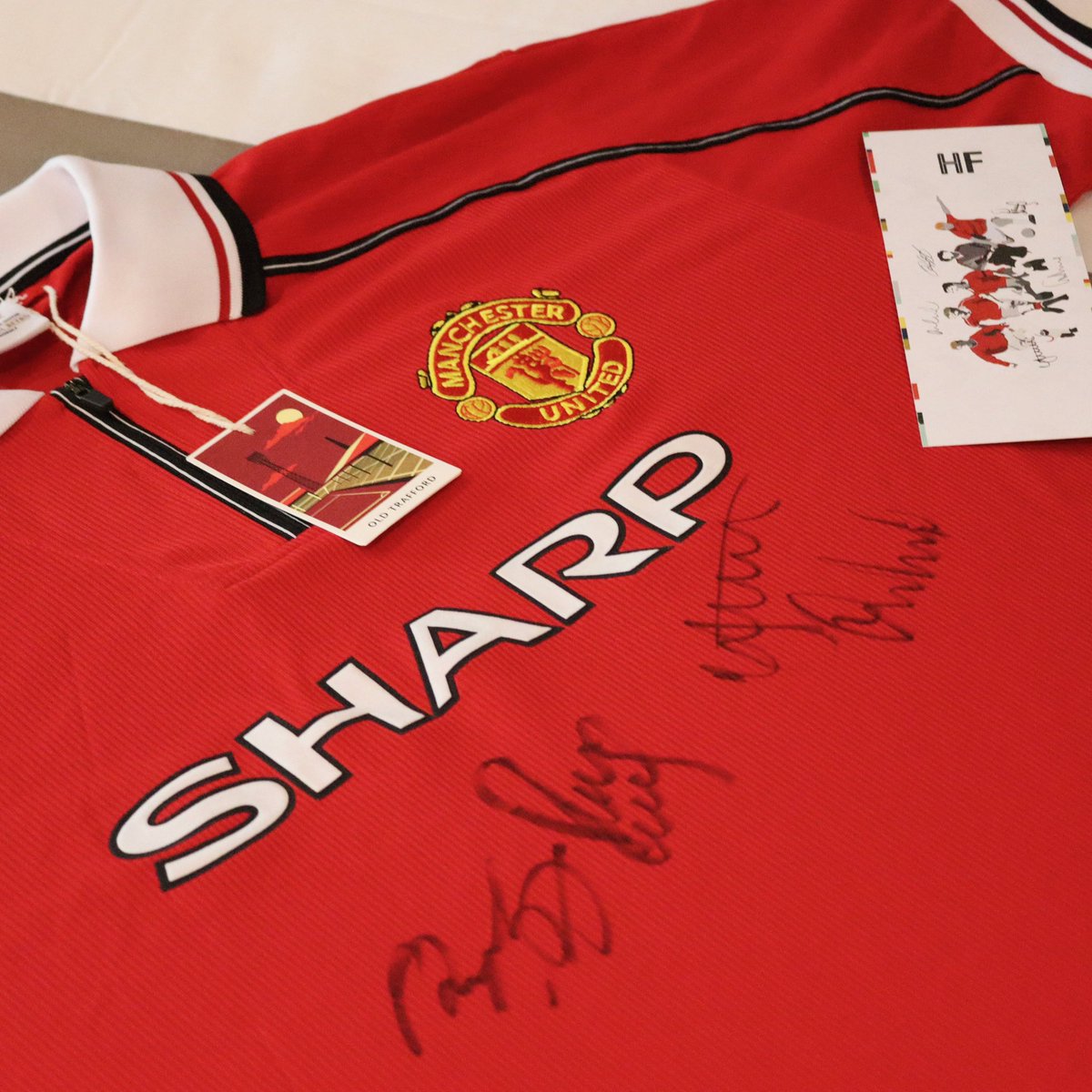 Day 24 of 24. Since today is your LAST CHANCE to win in our #HFChristmasCountdown, today we are giving away something you all have been waiting for - a signed MUFC shirt by our Class of 92 owners! 😍 For a chance to win: - Follow @hotelfootballuk - Like & retweet Good luck! 🤞🏻