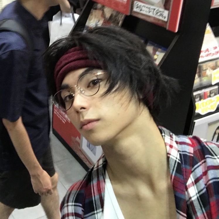 lovmonth's tweet image. oh wow they really made him put on that ugly wig when he looked like THIS in real life