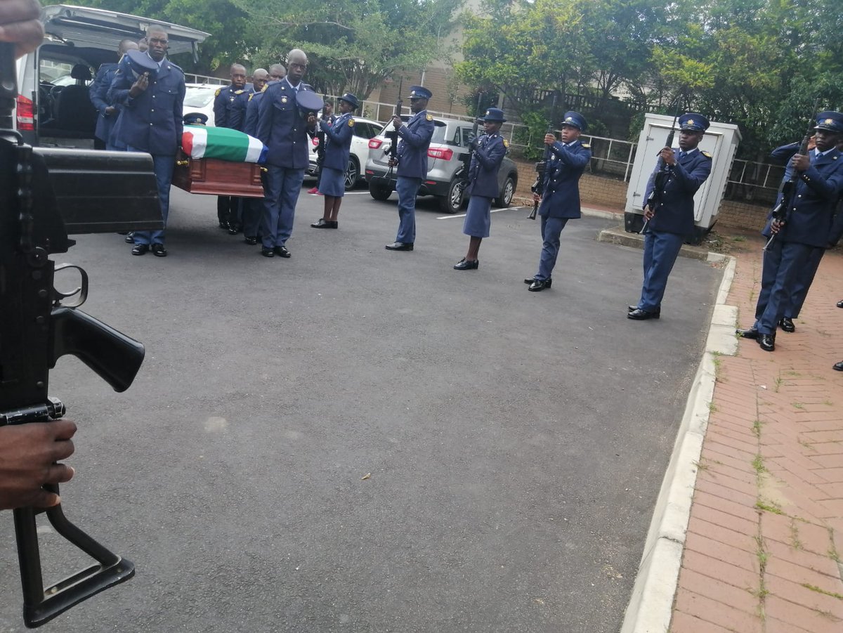 SAPoliceService's tweet photo. #sapsKZN Minister of Police, Gen Bheki Cele, DM of Police Cassel Mathale, #SAPSNPC Gen Fannie Masemola, KZN PC Lt Gen Nhlanhla Mkhwanazi and senior officers are paying their last respect at the funeral of the late Maj Gen Bafana Peter Linda in Portshepstone. #FinalSalute ML https://t.co/w9JjT6CM0H