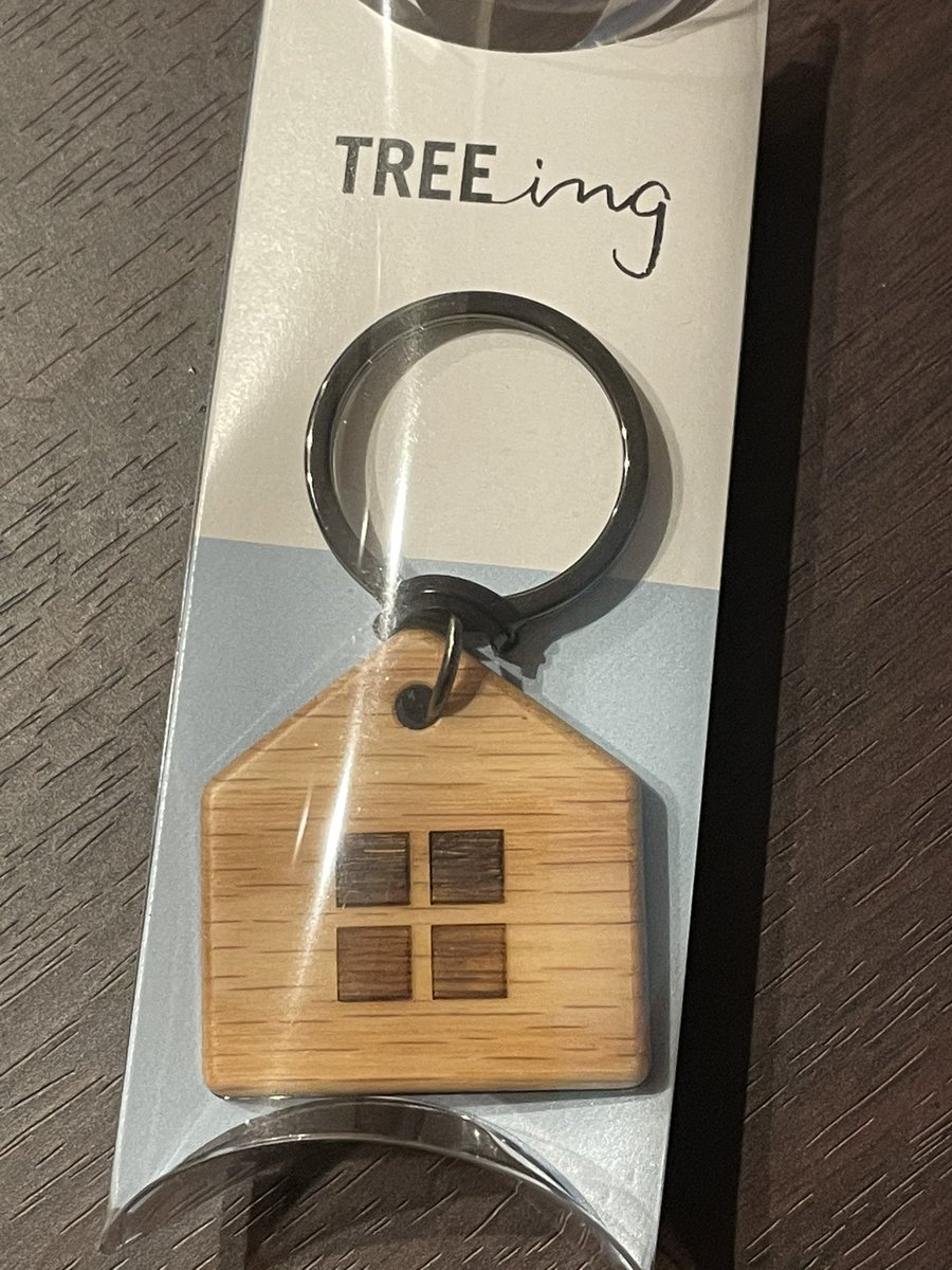 kata3san's tweet image. 年の瀬なので営業さんが挨拶にきました
実家の家は挨拶とかなかったけど今時のＨＭさんは普通のことなのかなぁ？
営業を兼ねててもこまめに挨拶に来てくれるのは案外嬉しいものですね

営業内容はコレ
スミリンの家、気になる方いたらDMください
営業さん紹介しますよ

#住友林業
#TREEing 
#紹介制度