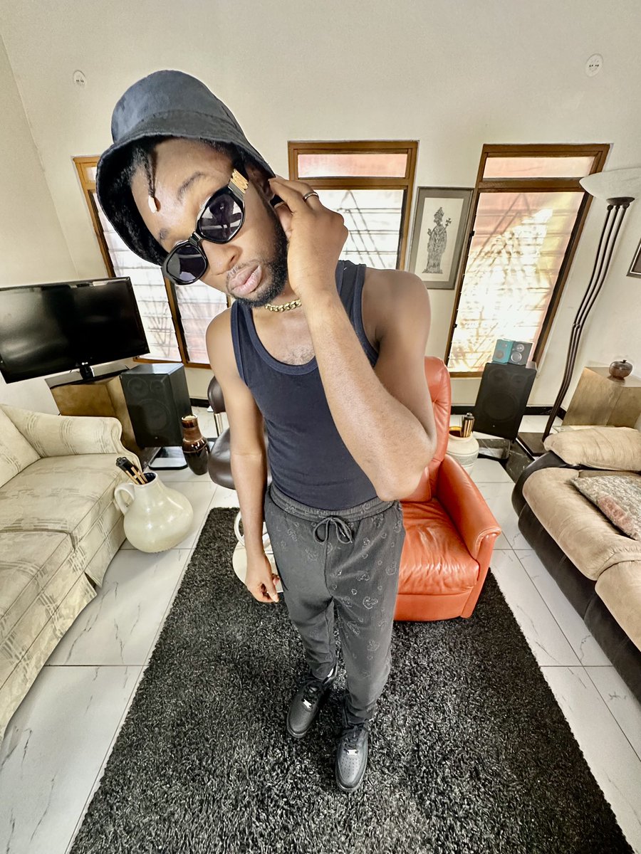 ceedi3gh's tweet photo. Happy Holidays fam Keep streaming #Cum2papa https://t.co/rjVrYTMwzo