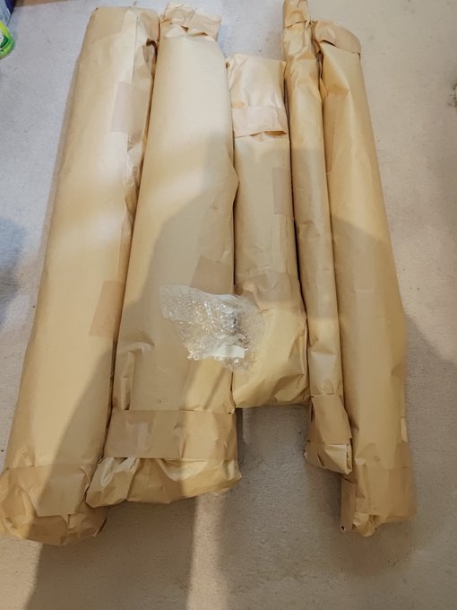 タペストリーの決済完了分発送しておきました
端の保護に付けておいたプチプチが梱包後に見つかりましたけど多分大丈夫きっと
(元々簡易包装なので郵便事故は別途対応するスタンスの低コスト自家通販) 