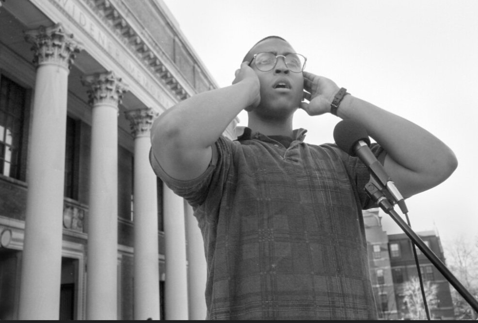 Le Prophète ﷺ a dit :

« Lorsque vous entendez le mouadhin, alors dites la même chose que ce qu'il dit ».

🔗(Rapporté par Boukhari dans son Sahih n°611 et Mouslim dans son Sahih n°383)