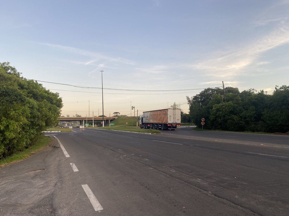Bom dia! Bom sábado! Temperatura de 17 graus em Porto Alegre! Imagem da RS-118, em Gravataí. Movimento ainda tranquilo na saída da região metropolitana. Não há acidentes.<a href="/gzhdigital/">GZH</a> #radiogauchahoje