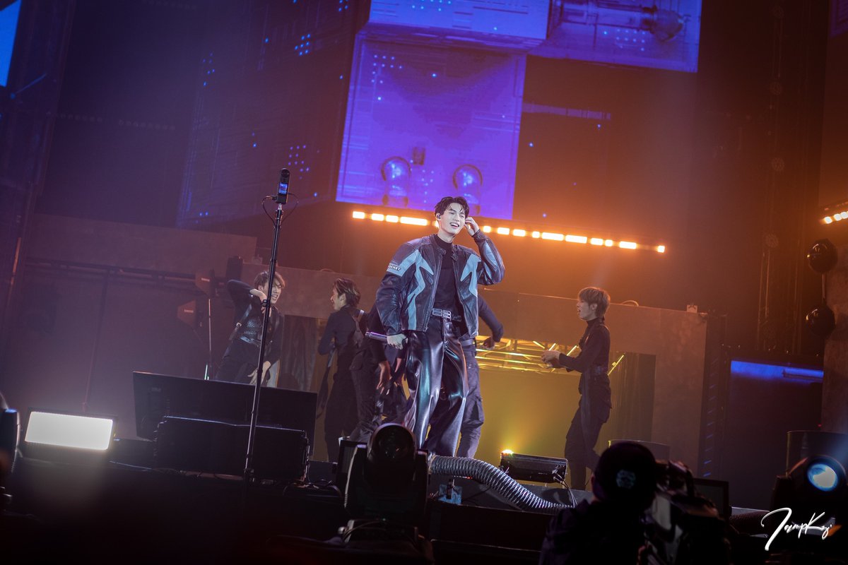 iampk_z's tweet photo. เริ่มเลอ…หล่อมาก!!! @winmetawin 
#BrightWinConcert #winmetawin https://t.co/QVCQ5sIRFX