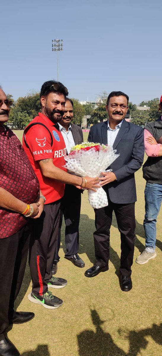 RajeshHinganka2's tweet photo. #इंदौरVCI इंटर जोनल क्रिकेट टूर्नामेंट में 50 साल से ऊपर आयोजित टूर्नामेंट में पहुंचा, पूरे देश के प्रतियोगी भाग ले रहे है इसमें इंदौर के पूर्व भारतीय क्रिकेटर राजेश चौहान भी खेल रहे है ये दर्शाता है कि खेल में कोई उम्र नहीं होती, खेल से जुड़ा है तो नशा दूर दूर तक पास नही फटकता । https://t.co/3rLPZeR1ZD