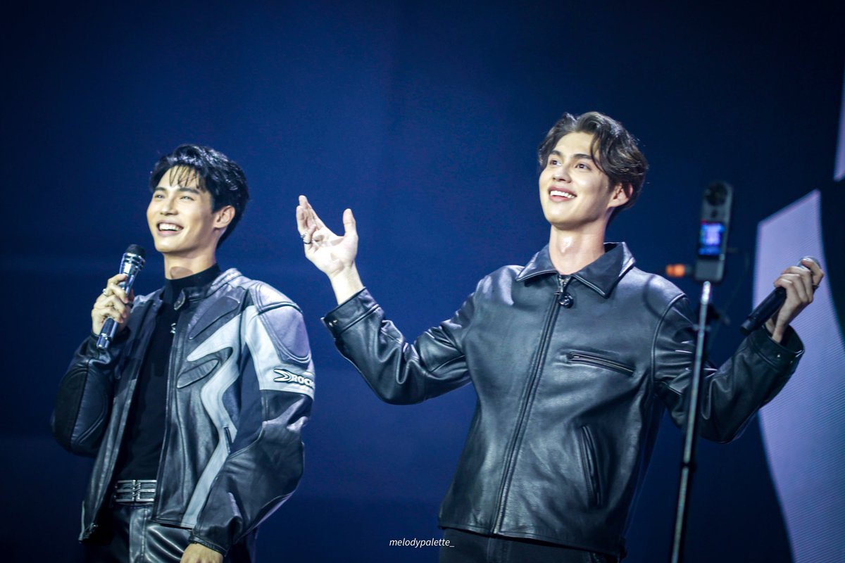melodypalette_'s tweet photo. ไทอินหันโลโก้ออกด้วยนะ 555555

 #BrightWinConcert #ไบร์ทวิน
#bbrightvc #winmetawin https://t.co/7qS6FftJrb