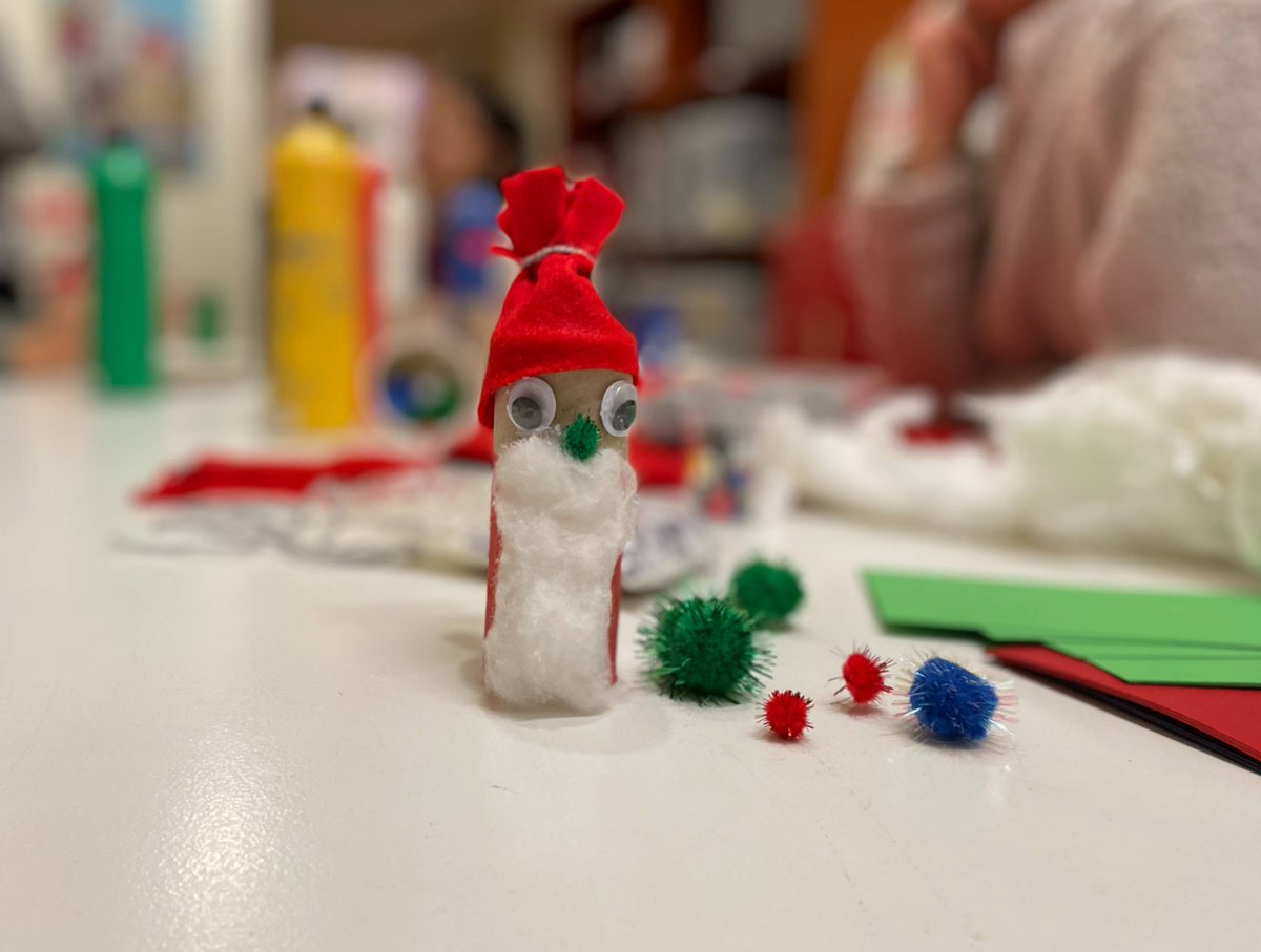 GOD JUL! Idag vill vi önska en riktigt glad jul och tacka alla er som bidragit med pengar och gåvor som gjort att vi kunnat stötta barnfamiljer som har det svårt i jul. Bilden är från årets julfest där vi pysslade, åt mat, dansade runt granen och hade det riktigt mysigt.