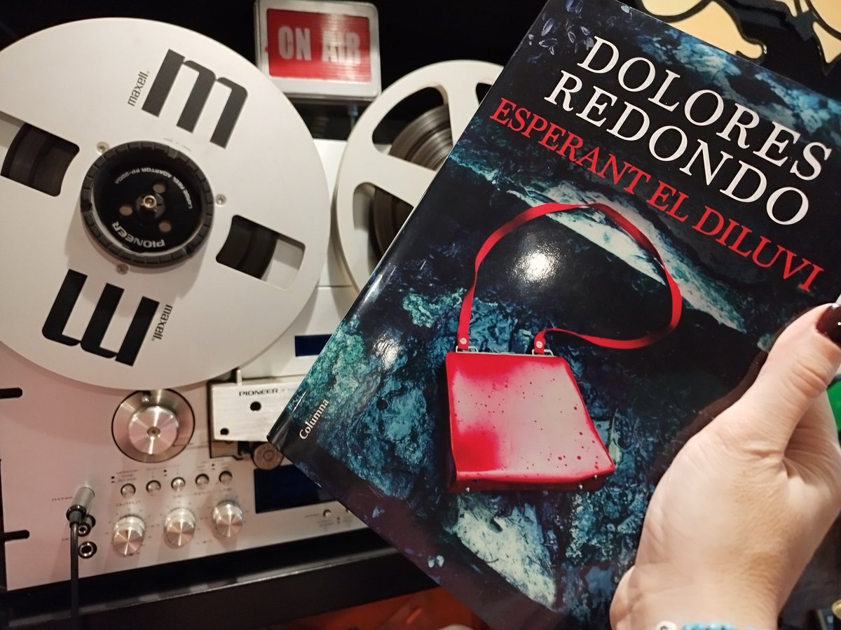 MeritxellNieto's tweet photo. "Esperando al diluvio"de @DoloresRedondoM és una de les seves millors novel·les publicades. Enganxadíssima des del principi amb una història inicial basada en fets verídics (assassí en sèrie de Glasgow John Bíblia ) i després fabulada de manera meravellosa. Llegiu-la si o si 👇 https://t.co/Xch6O505a5