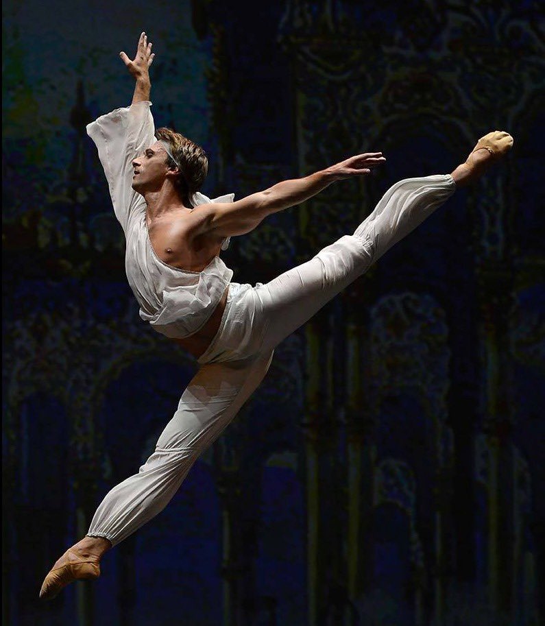ruben_corella's tweet photo. #feliZfinde #findesemana #weekendphoto #photooftheday #photo #saturdayphoto #boy #dancer #danza #eros #onlyfans #dancefans #ballet #attheballet #show #showbiz #onstage #arte #artes #belleza #extasis #glow #risemeup #gorgeous #uptoyou https://t.co/AmfDyzLL1q