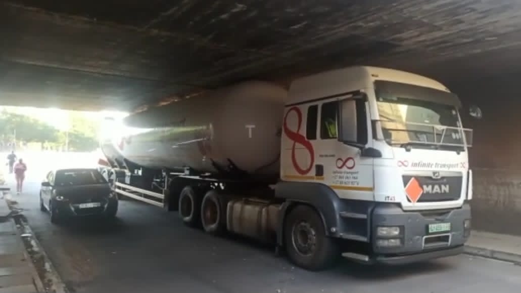 mashilo_masego's tweet photo. A truck carrying a gas tank couldn't fit into a low level bridge in Boksburg, South Africa. The level of the bridge compressed the gas tank which caused gas leakage and led to an explosion. Multiple people have been injured and others have sadly passed. 💔

#BoksburgExplosion https://t.co/qdH4ll4RQP