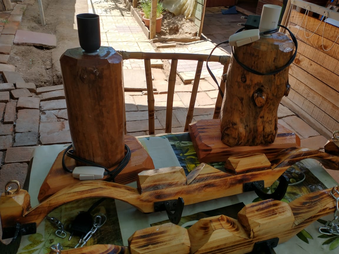 srtanenys's tweet photo. RT X FA❗
El es mi tío Alex Castillo Moraga  el trabaja en madera reciclada y d esto vive más su pensión d invalidez solo n temporada d verano El realiza este trabajo con mucho esfuerzo dedicación vende percheros n la ciudad  cauquenes comunicarse +569984051625 #Chile #ayuda https://t.co/vmSgRbIb1n