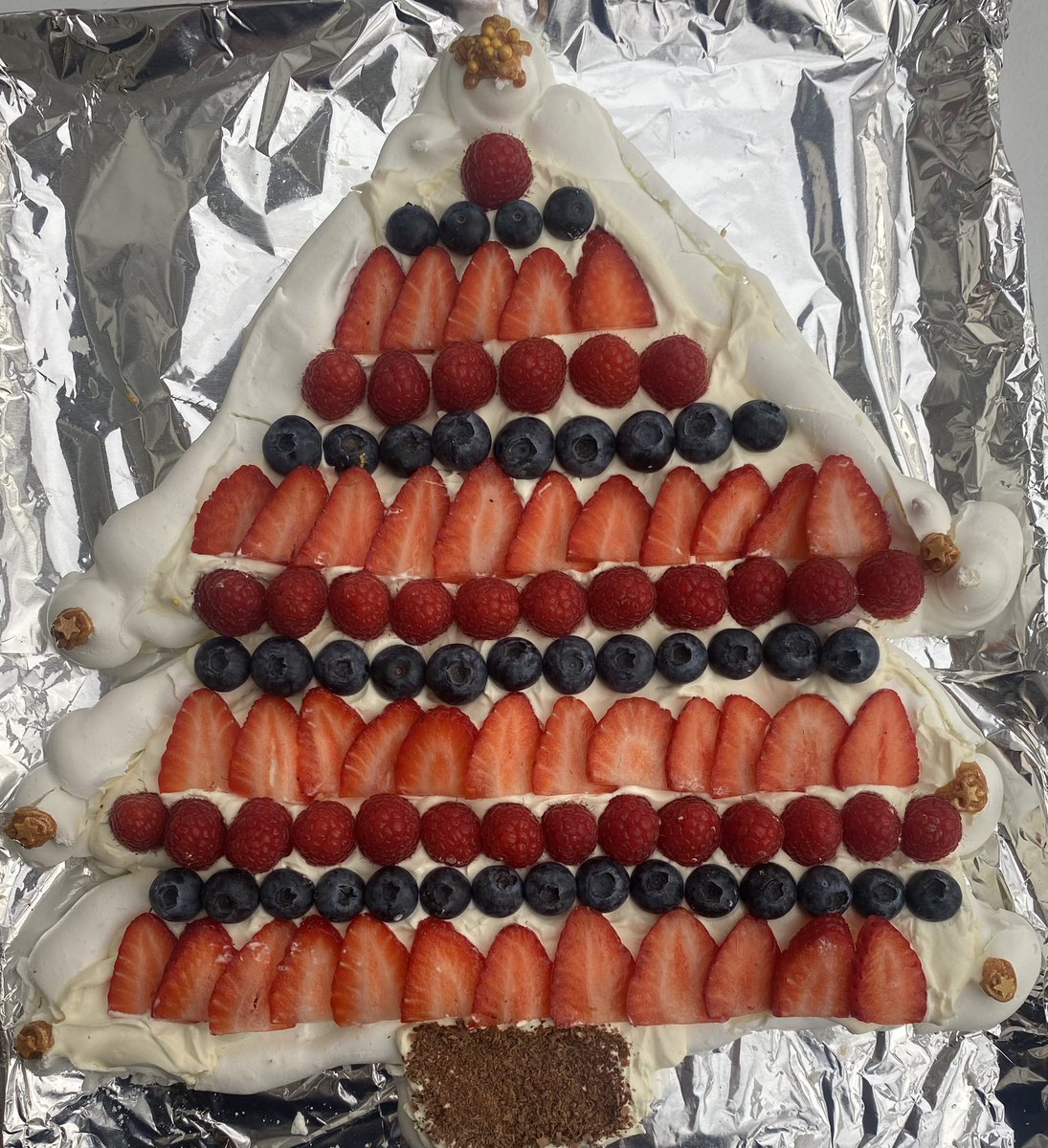 Just had a go at making a Christmas Tree pavlova using <a href="/jamesmartinchef/">James Martin</a> recipe🎄