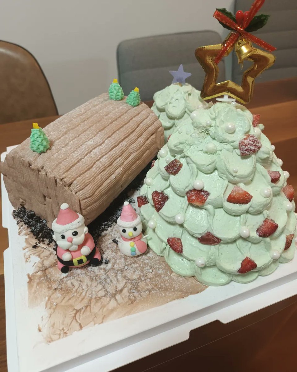 Beesuan2's tweet photo. Merry Merry Christmas ❄️☃️🎄✨️💜💜🎂
My cake this Xmas 🎄☃️🎂😋
#MerryChristmas #chrismas #christmastree #christmascake #snowman #Santa #cake #penangcake #Chocoswissroll #swissroll #christmastreecake #strawberrycake #Beesbake https://t.co/17IlffBIwv