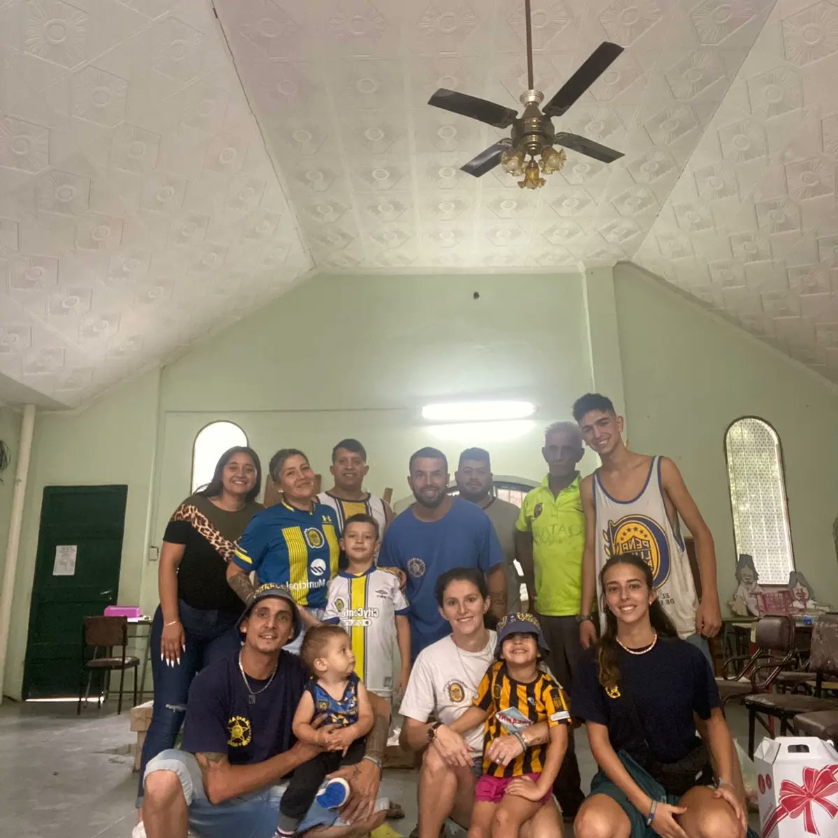 CarcBarrios's tweet photo. Ayer La Peña @canallasdeagote🇺🇦 entrego Cajas Navideñas a vecin@s del Barrio💪 y así, pasen una Hermosa Navidad🫶 #LaPasiónDeLosBarrios🇺🇦 https://t.co/8h8NI2bWua
