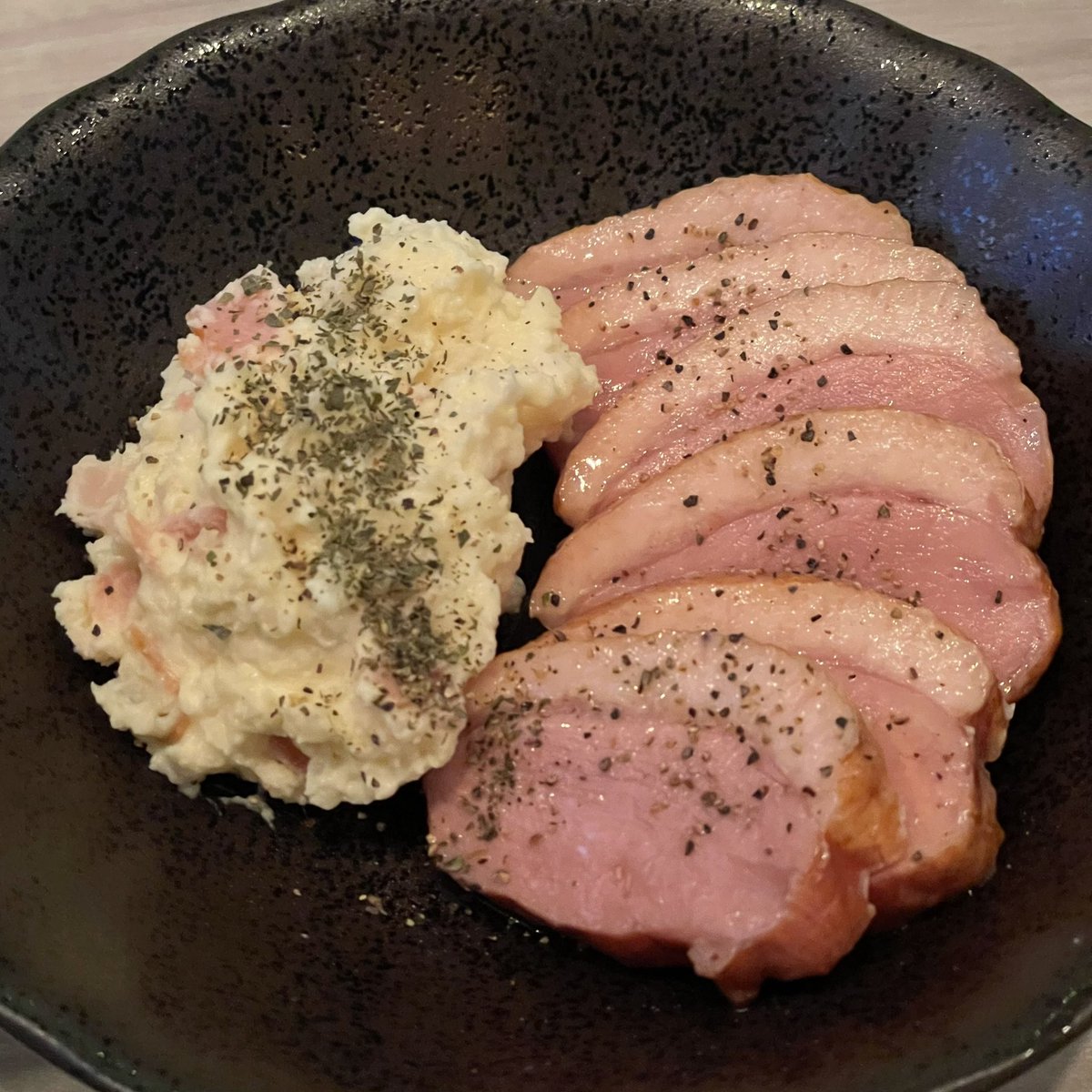 ひさしぶりに人の作った料理食べて涙が止まらん 