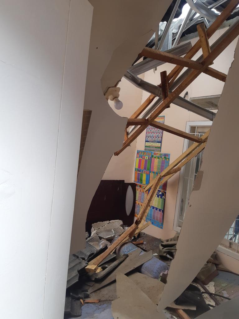 Alhamdulillah kami masih bisa selamat meski rumahku istanaku tinggal kenangan,dan menunggu bantuan dana pemerintah yg tak kunjung datang,aturan yg mereka buat membuat kami kebingungan.
Pasca Gempa Cianjur 21 Nopember 2022