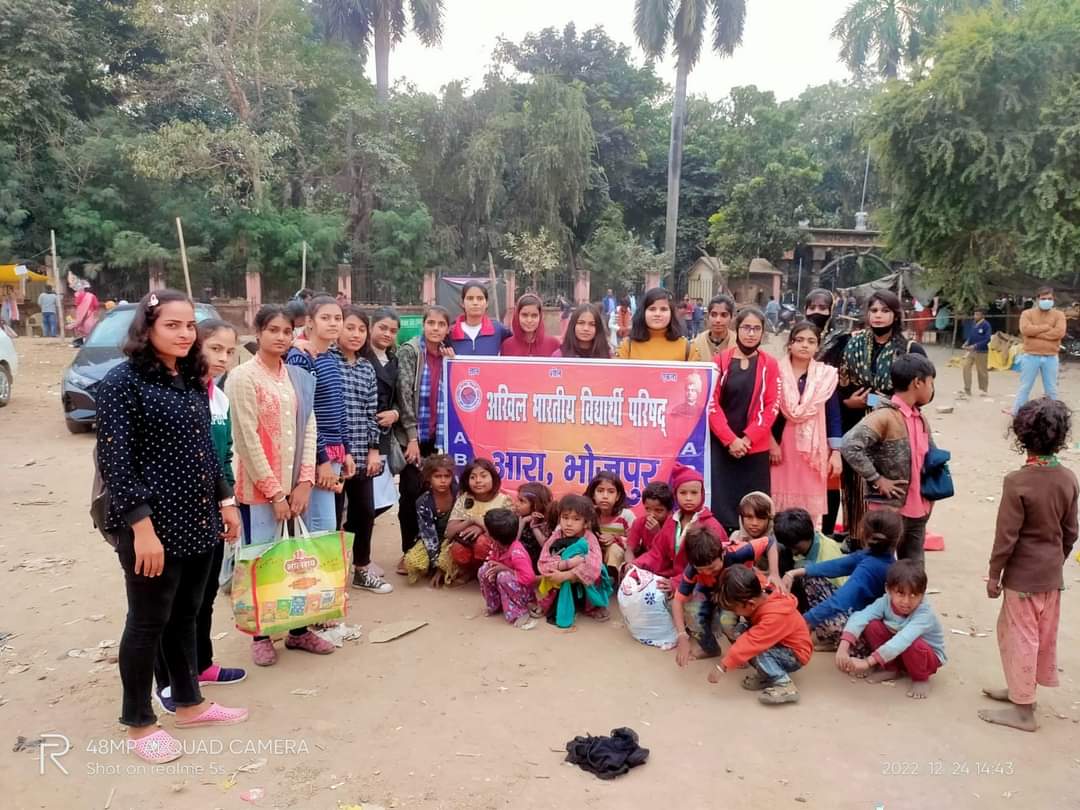 BiharSFS's tweet photo. अखिल भारतीय विद्यार्थी परिषद, आरा इकाई के छात्रा कार्यकर्ताओ द्वारा बढ़ते ठंड को देखते हुए स्थानीय बस्तियों में वस्त्र वितरण किया गया। 

#ABVPForSeva https://t.co/5V6sfmsM68