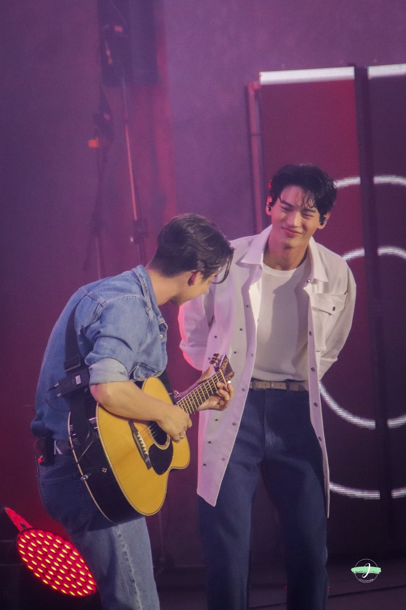 mymoojan_'s tweet photo. ขอดูพี่ไบร์ทโซโล่กีตาร์หน่อยนะ 🥰

BW SIDE by SIDE 
#BrightWinConcert
#ไบร์ทวิน #BrightWin #bbrightvc #winmetawin 
@winmetawin @bbrightvc https://t.co/cMZDa86bvJ