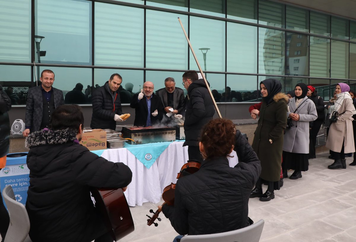 Etkinliğimize  enstrümanlarıyla renk katan öğrencilerimize bu incelikleri için çok teşekkür ediyorum.
Kemanda; Teknik Bilimler MYO Radyo Televizyon Teknolojisi programı öğrencisi Esma Gül Sığırcı.
Gitarda ise; Safiye Çıkrıkçıoğlu MYO Bahçe Tarımı öğrencisi Feridun Ömer Zanlıer.🇹🇷