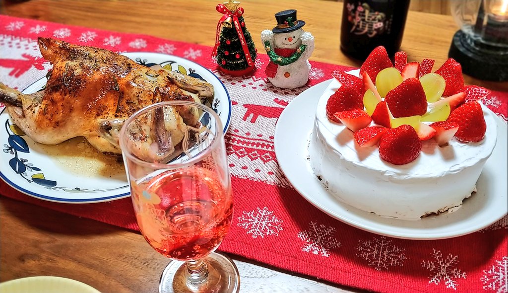 aotokurashi's tweet photo. *
🎅Merry Christmas🎄
丸鶏とケーキを焼いて
クリスマスパーティーです😄
楽しいクリスマスを❣️

#xmas
#クリスマスケーキ
#暮らしを楽しむ
#料理好きと繋がりたい 
#料理好きな人と繋がりたい https://t.co/atgxqlD3e6