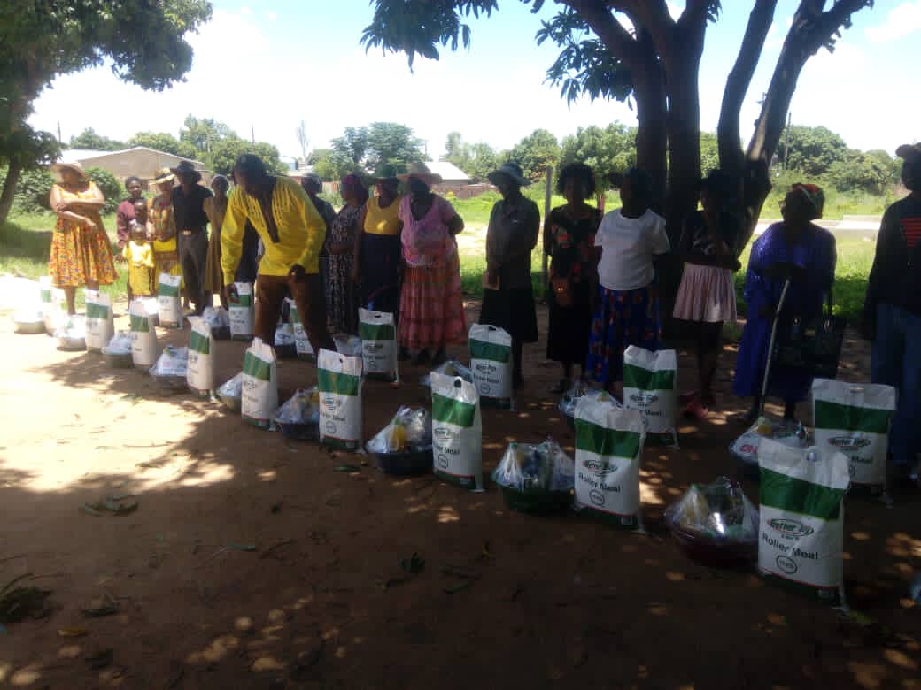 chikwinya2015's tweet photo. Hoping for some cheer and a smile to some of our Elderly and citizens living with disabilities in Mbizo.
Gave out some food hampers with an aim to make their Christmas a happy one.
Merry Christmas to us all! 2023 is a Victory year for Citizens.
@CCCZimbabwe https://t.co/emXBy3Pbzf