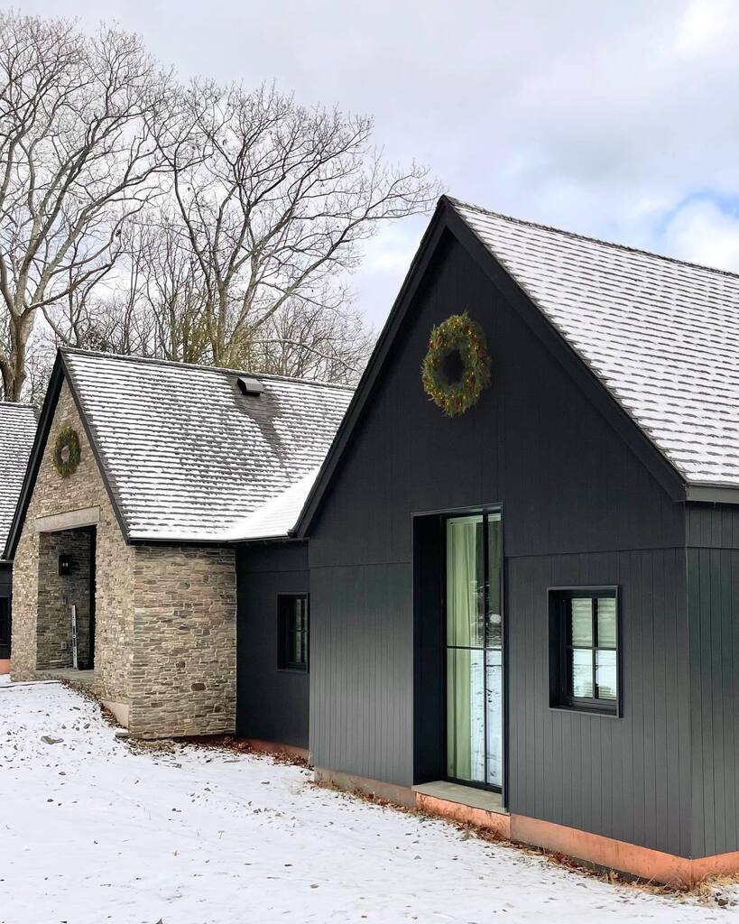 Mowery_Marsh's tweet photo. 🎄Happy Holidays from our houses to yours! 😉

______
#PoconosPassive 

#merryandbright 
#poconos #snowy #poconomountains #passivehouse #passivehaus #snowycabin #energyefficient #bigwindows #happyholidays #lakeview #gable #energyefficienthomes #gableroof #blackbarn #bigwindows… https://t.co/m5DvjsvjVN