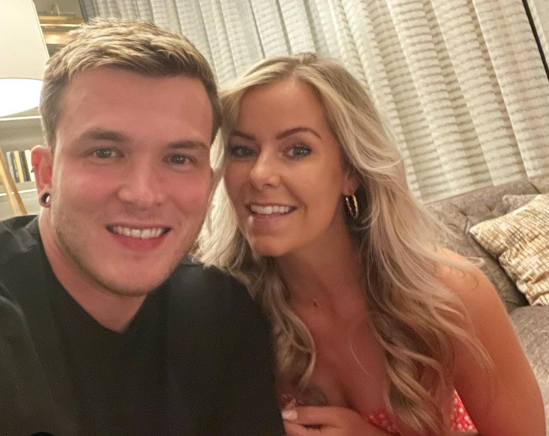 allstarsshow_'s tweet image. Josh Devine, l&apos;ancien batteur des One Direction, va être papa 😍

Josh et sa femme Holly attendent une petite fille pour l&apos;année prochaine 🤰

Félicitations aux futurs parents 🥰

#JoshDevine #1d #OneDirection #Directioner