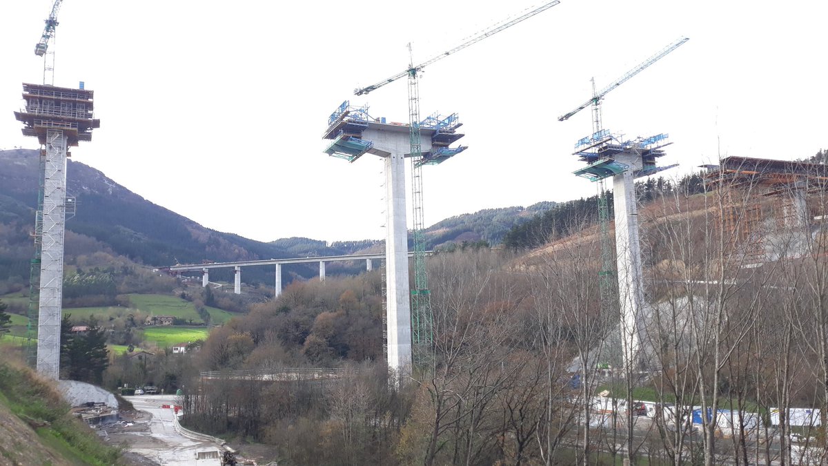 davidazcarate's tweet photo. @Adif_es @ETS_RFV @johnygrey @LolaOrtizSanch2 @Gusiluz18530458 @Gon_753 @Estructurando Elorrio, Y vasca. Puentes. En primer plano ramal doble sentido Bilbao SS, al fondo ramal doble sentido Bilbao Vitoria https://t.co/XSglh9fXba