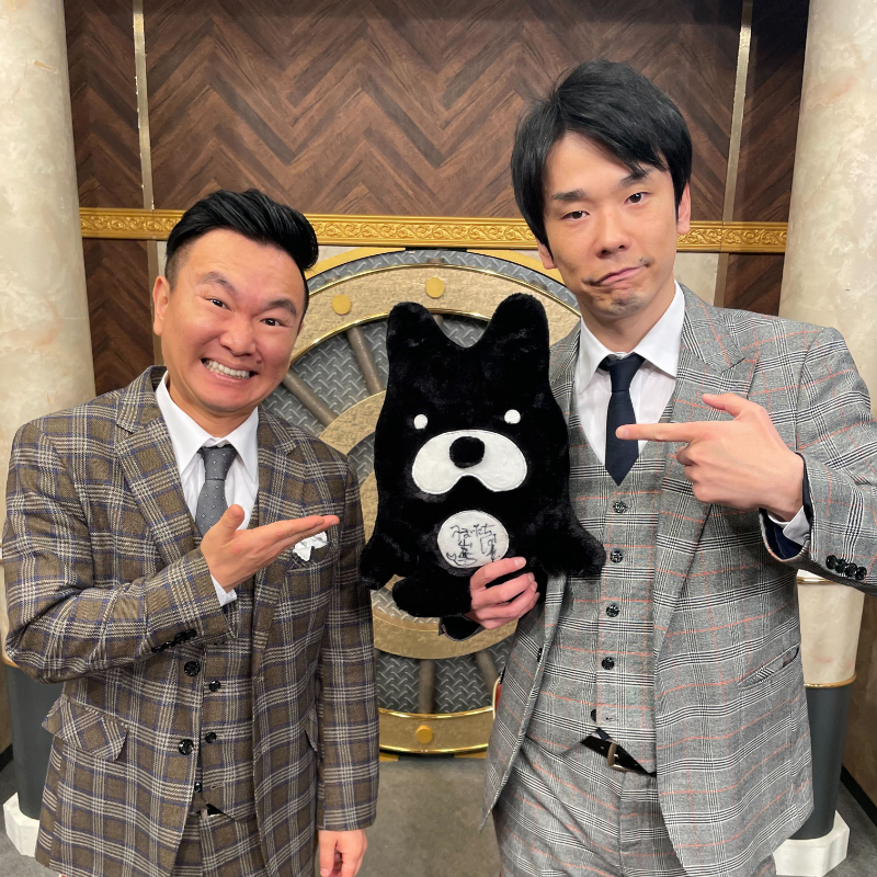 waraigake_abema's tweet photo. ／
プレゼントキャンペーン🎁
＼

#かまいたち サイン入りアベマくんを1名様にプレゼント✨
💰応募条件
・@zeniitachiABEMAと@ABEMA_Varietyをフォロー
・この投稿をRT
〆切：12/31 23:59

#ぜにいたち 90分SPは
ABEMAで無料配信中！

@yamauchi0117 @hamaitachi
 #年末年始すべてを楽しむときがきた